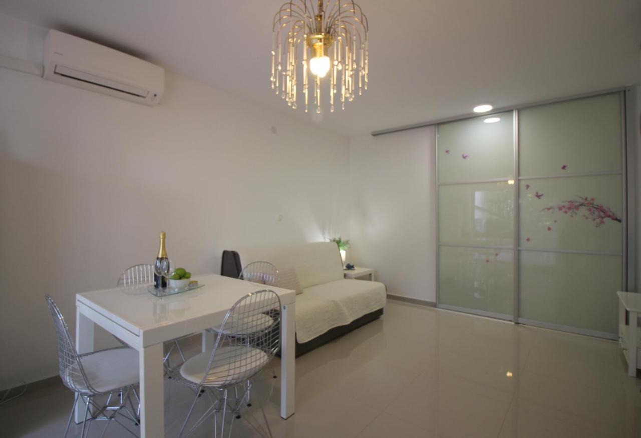 Modern Apartment Zen With Private Garden 포레치 외부 사진