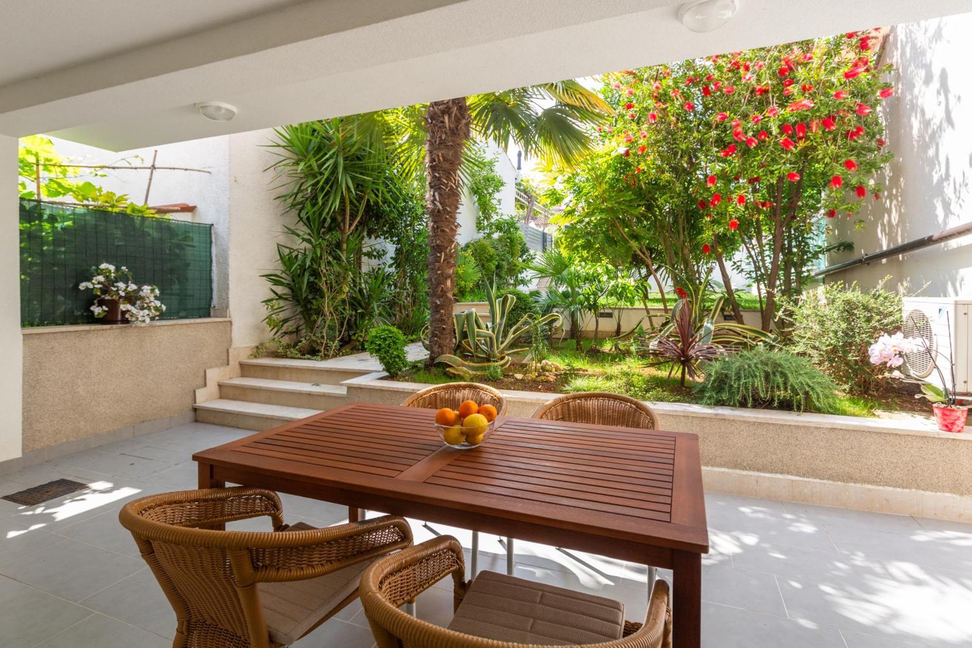 Modern Apartment Zen With Private Garden 포레치 외부 사진